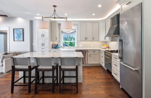White St. Gallery House | Orchids-N-Paradise 3 En-suite Bedrooms, Cottage Fully Fenced Front Porch & Yard