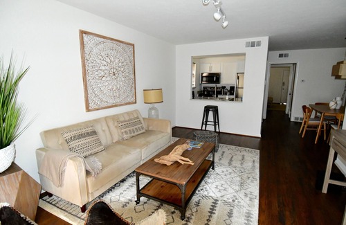 Oak Lawn Apartment | Organic Clean, King Bed, Parking, Design Dist/HP/Uptown/Katy Tr
