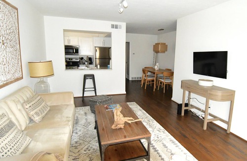 Oak Lawn Apartment | Organic Clean, King Bed, Parking, Design Dist/HP/Uptown/Katy Tr