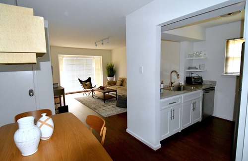 Oak Lawn Apartment | Organic Clean, King Bed, Parking, Design Dist/HP/Uptown/Katy Tr