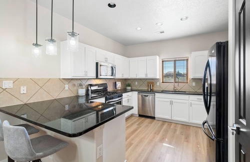 Ventana Ranch House | Organic Modern Home in NW ABQ/RR 4bd 2.5 ba- 7 min from INTEL