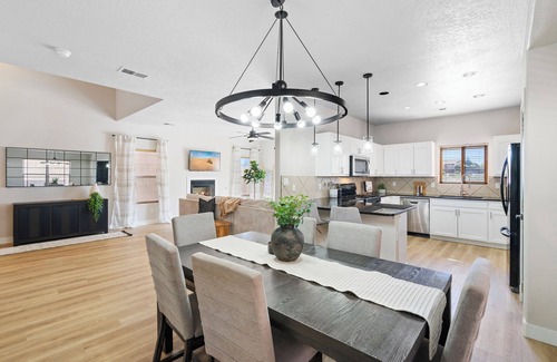 Ventana Ranch House | Organic Modern Home in NW ABQ/RR 4bd 2.5 ba- 7 min from INTEL
