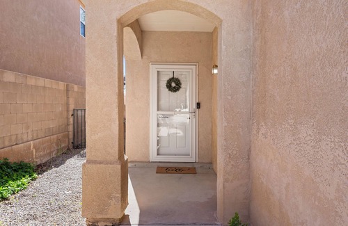 Ventana Ranch House | Organic Modern Home in NW ABQ/RR 4bd 2.5 ba- 7 min from INTEL
