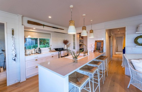 Oneroa House | Oriwa Villa, Oneroa Village - near Mudbrick and Cable Bay - Welcome to Oriwa Villa, a luxurious 4 bedroom, 3 bathroom family home. This exquisite holiday home is designed to provide the perfect getaway, offering a blend of elegance, modern amenities,