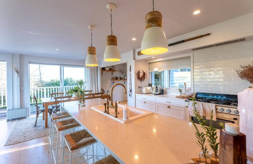 Oneroa House | Oriwa Villa, Oneroa Village - near Mudbrick and Cable Bay - Welcome to Oriwa Villa, a luxurious 4 bedroom, 3 bathroom family home. This exquisite holiday home is designed to provide the perfect getaway, offering a blend of elegance, modern amenities,