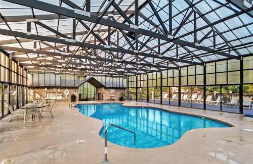 Sevierville Ski Chalet | Orso's Cabin~ Views~Location~Theater~Game Room~Hot Tub~5 KING beds