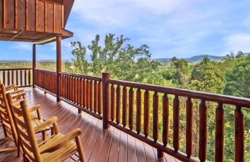 Sevierville Ski Chalet | Orso's Cabin~ Views~Location~Theater~Game Room~Hot Tub~5 KING beds