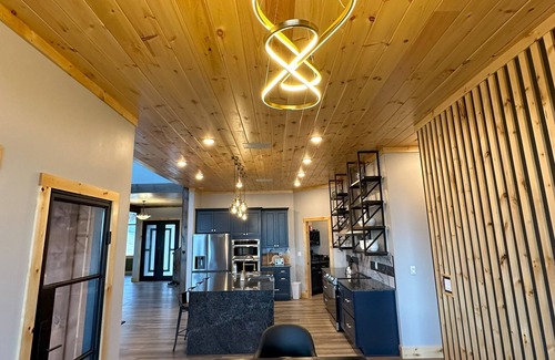 Jasper House | Oslo Mountainside Retreat + Hot Tub + Arcade + Million Dollar View Sleeps 24