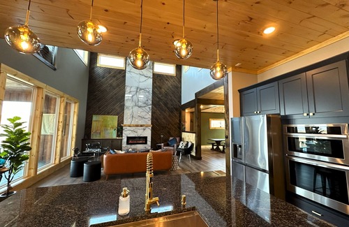 Jasper House | Oslo Mountainside Retreat + Hot Tub + Arcade + Million Dollar View Sleeps 24