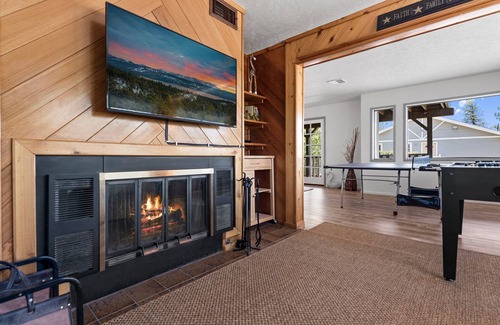 Fawnskin House | Oso Grande Lodge - Well located cabin with a lake and ski slope view! Ping Pong and Foosball Table!