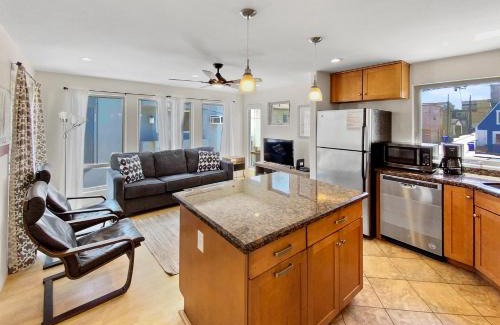 Mission Beach House | Ostend Escape - Multiple Patios, Large Rooftop, Water Views, Garage & Fast Wifi