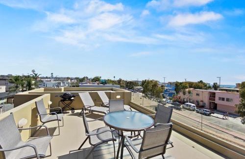 Mission Beach House | Ostend Escape - Multiple Patios, Large Rooftop, Water Views, Garage & Fast Wifi