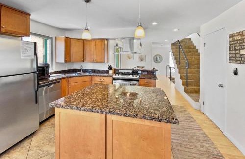 Mission Beach House | Ostend Escape - Multiple Patios, Large Rooftop, Water Views, Garage & Fast Wifi