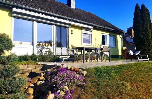 Kraksdorf Apartment | Ostsee Ferienwohnung 100qm bis 6 Pers., 1.000 qm Eingezäunter Garten