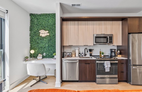 Pendleton Apartment | OTR/CBD + Top Floor + 1 King Bed With Pool, Gym, Rooftop & Exclusive Club Room