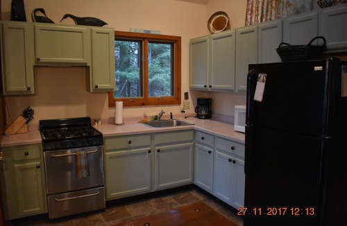 Presque Isle Cabin | Otter Bay Cabin.A Beautifully Furnished Lakefront All Season Cabin!