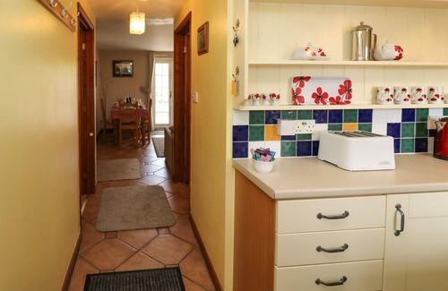 Ash Mill Cottage | OTTERS HOLT, pet friendly, with a garden in South Molton