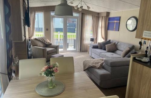 Swarland Resort | Otters Rural Retreat - Private Hot-Tub & Free Golf for guests included