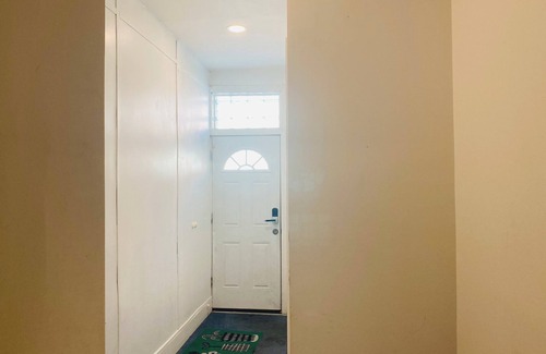 Spruce Hill Apartment | Oui on Ludlow - Studio room with private bathroom in University City