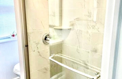 Spruce Hill Apartment | Oui on Ludlow - Studio room with private bathroom in University City