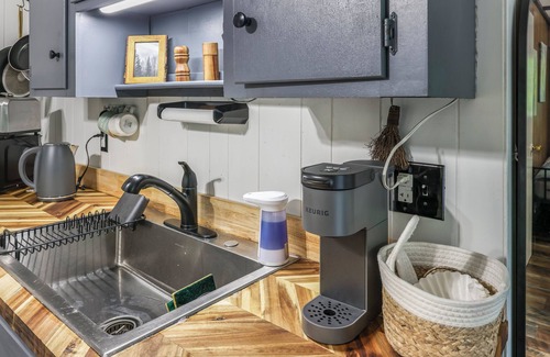 New Market Cabin | "Our Cute Cabin" - AC/heating, Sauna, cold plunge, High speed internet & firepit