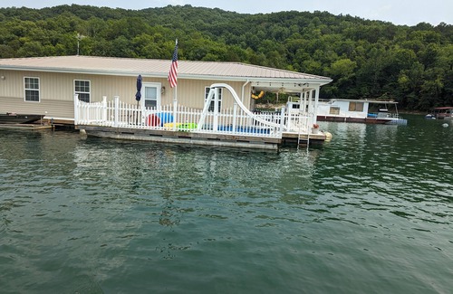 New Tazewell Boat Rental | "Our Happy Place", Floating Home, Sleeps 10; 4 bed/1.5 bath