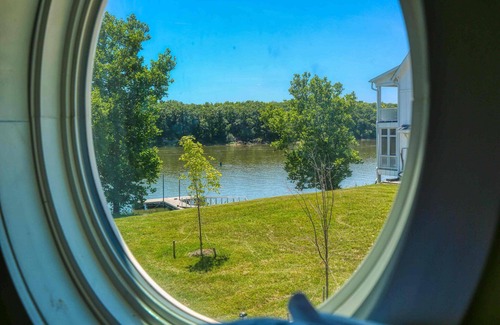 Ottawa House | Our Happy Place On The River | 1 Bed, 1 Bath