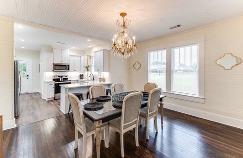 Taylorville House | Our Nest at Spiller l Adorable Home near UA