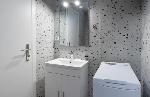 Vyronas Apartment | Ousakiou Studio by Staycom