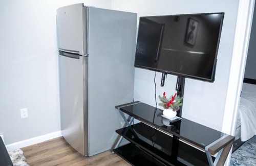 Overbrook Apartment | Ousby Luxury apartment unit 3. 1-bedroom with AC and WiFi in West Philadelphia