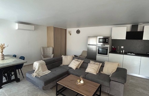 Morieres-les-Avignon House | Outbuilding house