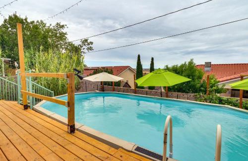 Albuquerque House | Outdoor Bar and Large Pool Retro ABQ Retreat!