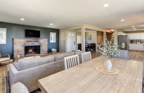 Apple Hill House | Outdoor Dinning, Hot Tub, + Horseshoe Pit