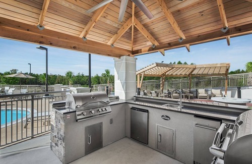 Florence Condo | Outdoor Pool + Business Center, Free Breakfast | Fully Equipped Suite