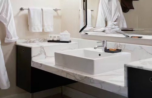 Glencoe Hotel | Outdoor Pool & Pet Room Near Highland Park Shopping