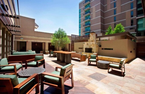 Glencoe Hotel | Outdoor Pool & Pet Room Near Highland Park Shopping
