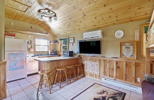 Gilford Cabin | Outdoorsman log cabin near the bay.