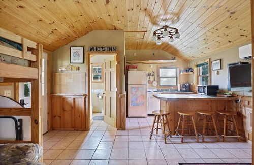 Gilford Cabin | Outdoorsman log cabin near the bay.
