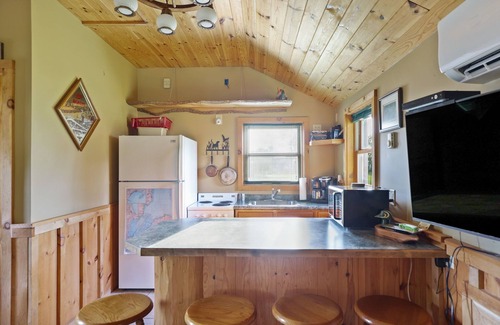 Gilford Cabin | Outdoorsman log cabin near the bay.
