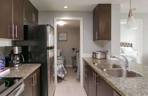 Crosstown Condo | Outstanding 32nd floor Stunning unubstructed views 2bedroom den sleeps 5 parking