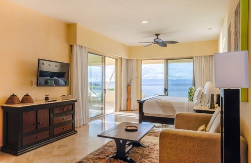 Romantic Zone Resort | Outstanding OCEAN FRONT Corner Deluxe Studio with whirlpool for NEW YEARS EVE