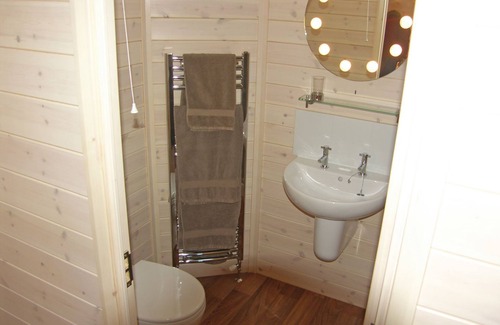 Tadcaster Cabin | Outstanding, stylish lodge with one master double with ensuite shower and one twin.