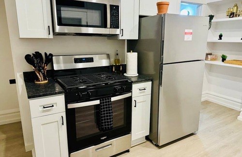 Victorian Village House | Over 4 500 Reviews Prime Location Parking