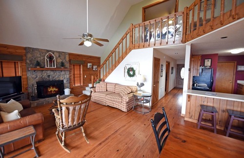 Blairsville Cabin | Over The Moon- Blairsville GA | 4 Bed, 3 Bath | Hot Tub | Pet Friendly | Wifi