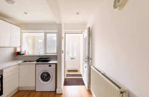 Northfield House | Overbury Lodge, Birmingham B31 with FREE Parking