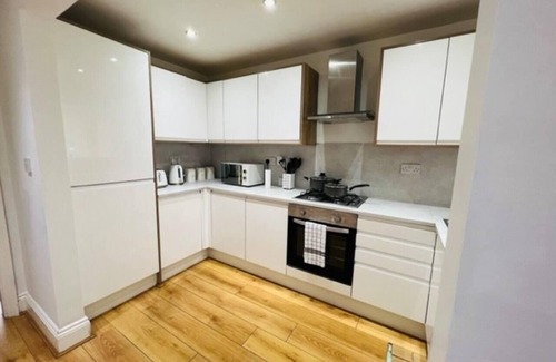 Northfield House | Overbury Lodge, Birmingham with Free Parking