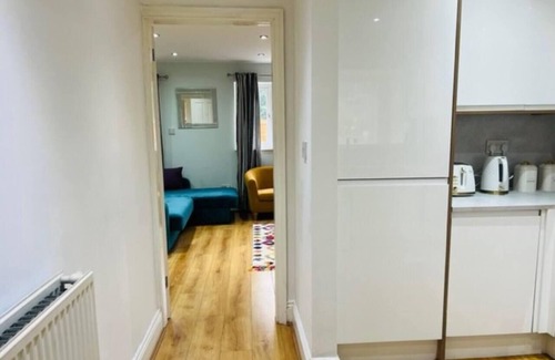 Northfield House | Overbury Lodge, Birmingham with Free Parking