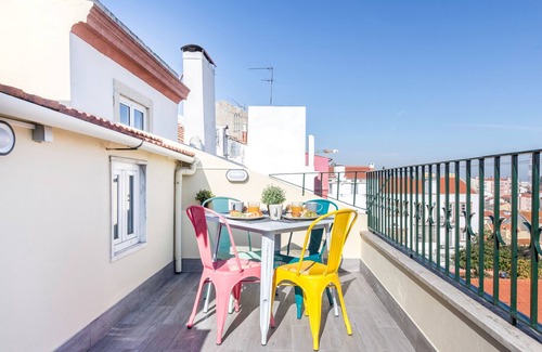 Socorro Apartment | Overlook Largo da Graça at a Comfy Flat