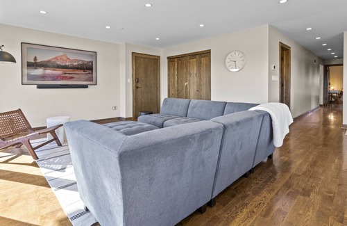 South Kansas City Apartment | Overlook Mini - Large 2bed/2.5 bath Walkable to UMKC & The Plaza