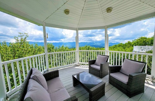 Andrews House | Overlook Retreat *New Listing*